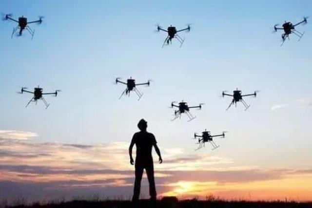 無(wú)人機(jī)光影表演耀夜飛行，派勤硬件助力展翅騰飛！